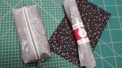 La trousse  crayons en tissu enduit, en 3D et double