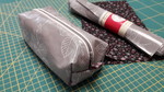 La trousse  crayons en tissu enduit, en 3D et double