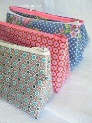La trousse fourre-tout en tissu enduit, en 3D et double