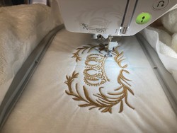 La broderie machine sur ponge : techniques